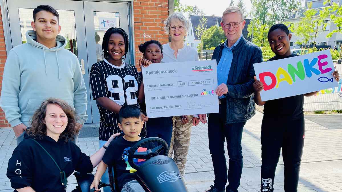 Los niños y jóvenes de ARCHE en Hamburgo-Billstedt aceptaron agradecidos el cheque donativo de 1.500 euros.